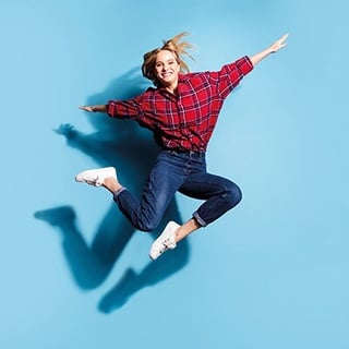 KYBAG_happymaker_Frau_blauer_Hintergrund_3