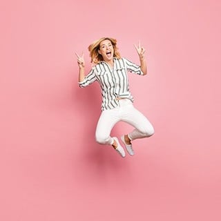 KYBAG_happymaker_Frau_pinker_Hintergrund