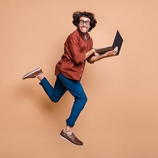 KYBAG_happymaker_Mann_Laptop_brauner_Hintergrund