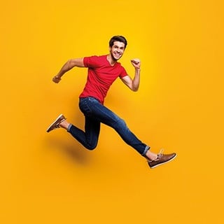 KYBAG_happymaker_Mann_rotes_Shirt_gelber_Hintergrund